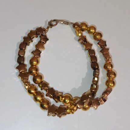 Podwójna bransoletka w kolorze złota.