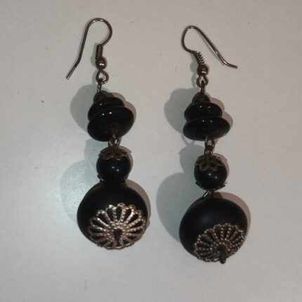 Kolczyki z przekładkami w czerni - urok i wdzięk